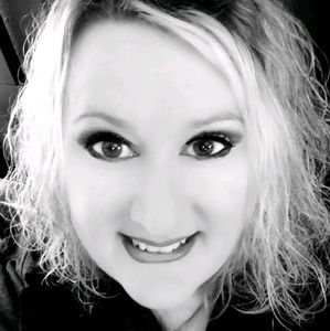 Meet your Posher, Lara